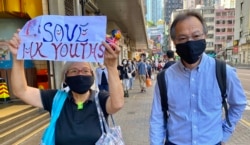 一直协助香港抗争者王婆婆的民主派立法会议员张超雄，10月27日早上陪同王婆婆由西湾河地铁站出口游行到东区法院大楼外示威，声援参与去年6-12反送中包围立法会行动，被控告参与非法集结等罪名的年青抗争者（美国之音/汤惠芸）