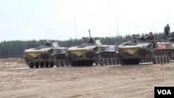 俄罗斯空降兵正在参加在北极地区举行的大规模军事演习。参加8月份在梁赞地区所举行的俄罗斯国际军事比赛活动中的俄军空降部队战车。(美国之音白桦拍摄)