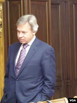 刚刚访华的杜马议员普什科夫。习近平2013年3月访问莫斯科并参访国家杜马,普什科夫等待习近平。