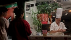 顾客在门外观看一家华府中餐馆的厨师烹饪。(美国之音记者文灏拍摄)