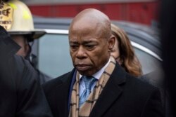 纽约市长亚当斯参加有关公寓楼火灾的记者会。(2022年1月10日)