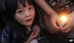 2015年6月4日中国民众在湖北省荆州市自发悼念“东方之星”遇难者