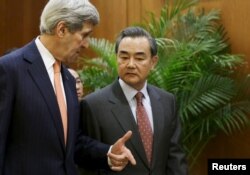 美国国务卿克里和中国外长王毅在北京联合召开新闻发布会(2016年1月27日)