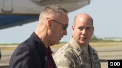 邓福德上将(左)2018年2月3日访亚太途经威克岛(美国国防部)