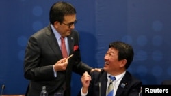 茂木敏充(右)2018年3月8日签署TPP(路透社)