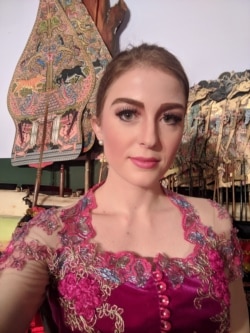 Andrea Decker mengenakan busana tradisional Indonesia di satu acara (dok: Andrea Decker)