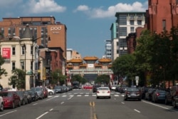 华府中国城的标志性拱门建筑。(美国之音记者文灏拍摄)