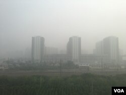 2016年10月14日,北京与河北廊坊交界处雾霾中的楼群。(美国之音叶兵拍摄)