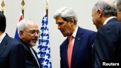 Ngoại trưởng Mỹ John Kerry và Bộ trưởng Ngoại giao Iran Mohammad Javad Zarif (trái) tại trụ sở LHQ ở Geneva, hình chụp ngày 24/11/2013.