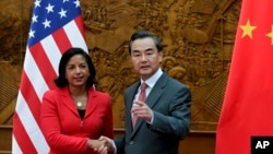 美国国家安全顾问赖斯和中国外长王毅在中国外交部握手(2014年9月9日)