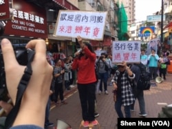 欢迎大陆同胞购物的人群 (美国之音记者申华拍摄)