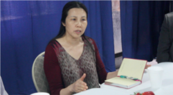 郭飞雄妻子张青向与会者介绍郭飞雄狱中情况(美国之音方冰拍摄)