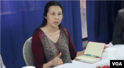 郭飞雄妻子张青向与会者介绍郭飞雄狱中情况(美国之音方冰拍摄)