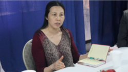 2016年5月,郭飞雄妻子张青在纽约向支持者介绍郭飞雄狱中情况(美国之音方冰拍摄)