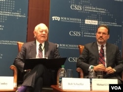 美国哥伦比亚广播公司电视主持人谢弗(左)与国际与战略研究中心亚洲事务副总裁格林在研讨会上 (美国之音莉雅拍摄)