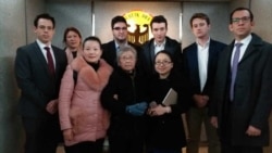 资料照:黄琦85岁高龄母亲与五国驻成都外交官会晤