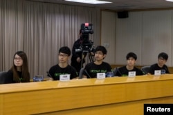 参加与香港政府对话的学生:左起:常委梁丽帼、常委罗冠聪、秘书长周永康、副秘书长岑敖晖、常务秘书钟耀华