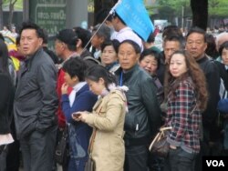 中国观光客对法轮功活动投以好奇眼光 （美国之音张永泰拍摄）