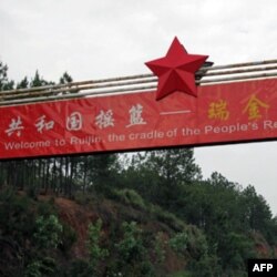 在中国，瑞金被称为共和国的摇篮。这是进入瑞金的牌楼