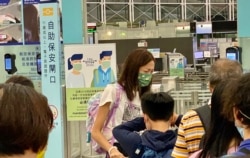 移英港人进入离境闸口前与亲友道别泪洒机场 （美国之音/汤惠芸）