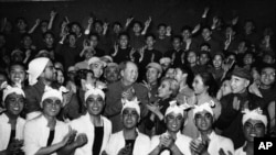 毛泽东和林彪(第二排,右侧)观看芭蕾舞剧《白毛女》后和演员合影(1967年4月24日)