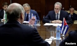 2016年10月7日,美国贸易代表弗洛曼(右二)在古巴哈瓦那会见古巴外贸部部长。