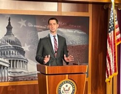 资料照片:共和党参议员汤姆·科顿在国会山召开记者会呼吁拜登行政当局全面抵制北京冬奥会。(2021年11月18日)