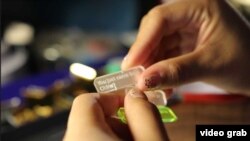 21岁华裔女生设计另类“眯缝眼”等首饰,对抗亚裔偏见