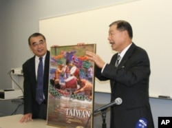 袁健生致赠台湾龙舟海报给学生,由该校国际关系学院赵全胜教授代表接受