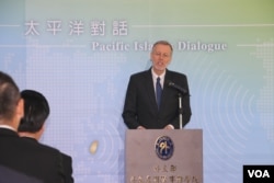 美国在台协会台北办事处处长郦英杰(William Christensen)在“太平洋对话”开幕式上讲话。（2019年10月7日，美国之音齐勇明拍摄）