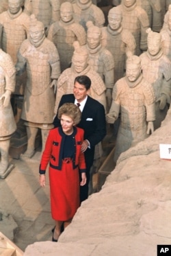 资料照片:美国总统里根和夫人在访问中国期间,在西安参观了真人大小的兵马俑。(1984年4月29日)