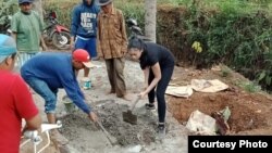 Miss Indonesia 2018 Alya Nurshabrina membantu pembangunan MCK komunal dan sumber air di Kecamatan Cimenyan, Kabupaten Bandung, Jawa Barat, dalam program sosial bersama Odesa Indonesia. (Courtesy Photo: Star Media Nusantara)