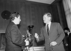 历史照片:泰德·肯尼迪参议员在国会山举行有关台湾戒严法、政治权利与人类自由的记者会之前与史蒂芬·索拉兹众议员交谈。(1982年5月20日)