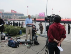 前环球电视驻泰国曼谷特约记者、华裔英国籍郑理现(Tony Cheng) 于北韩现场采访报道。(照片提供:郑理现)