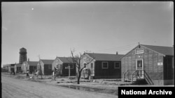 爱达荷州双瀑城附近米尼多卡重新安置中心内简陋的办公室和住房。(国家档案馆资料照)