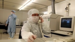 资料照片:上海中芯国际生产线上的员工(2008年2月25日)