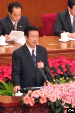 2010年最高人民法院院长王胜俊做工作报告(美国之音张楠拍摄)