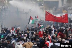 黎巴嫩安全部队在贝鲁特使用水炮驱散在美国大使馆外抗议的示威者。(2017年12月10日)