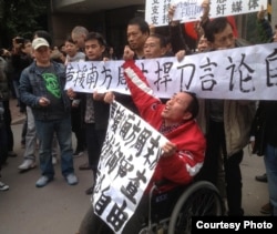 肖青山一年前在南周事件大声疾呼 (朱汉强提供)