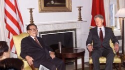 2000年9月8日，中国主席江泽民和美国总统克林顿在纽约参加联合国峰会时在曼哈顿的华尔道夫酒店开始交谈