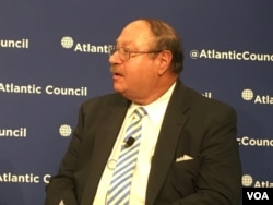 大西洋理事会国际安全中心资深研究员罗伯特·曼宁(Robert Manning)(美国之音钟辰芳拍摄)