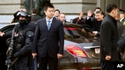 中国主席习近平离开瑞士联邦议会时挥手致意(2017年1月15日)