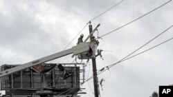 德克萨斯电力工人在抢修受飓风哈维破坏的电线。(2017年8月26日)