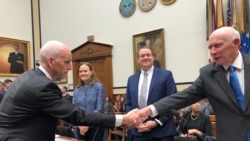 众议院军委会主席史密斯(Adam Smith,左)与退役美国海军少将麦德伟(Michael McDevitt)握手(美国之音黎堡摄)