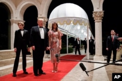 美国总统唐纳德·川普(Donald Trump)与第一夫人梅拉尼亚和儿子巴伦在佛罗里达州的海湖庄园参加新年晚会时对记者发表谈话(2017年12月31日)。