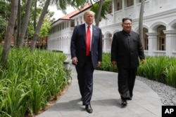 在新加坡圣陶沙的嘉佩乐酒店(Capella Hotel) 举行美国朝鲜峰会期间,美国总统川普与朝鲜领导人金正恩在午饭后散步(2018年6月12日)。