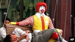 1998年,北京天安门广场南端的麦当劳门前