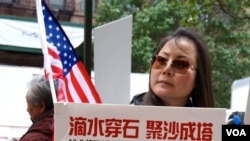 活动组织人称,周六纽约时报广场会有另一场更大规模的示威。(美国之音方方拍摄)