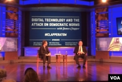 美国前国家情报总监克拉珀2018年4月2日出席在乔治•华盛顿大学的一场讨论会(美国之音叶林拍摄)