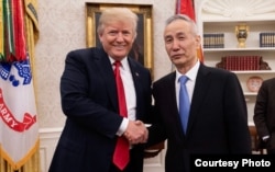 美国总统川普在白宫椭圆形办公室会晤中国贸易谈判代表团的团长、习近平的经济顾问刘鹤副总理 (川普推特)